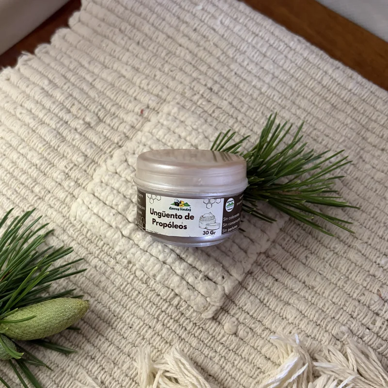 Ungüento de propóleo para la piel: pomada fungicida y antibiótica para raspaduras leves o cicatrización natural.