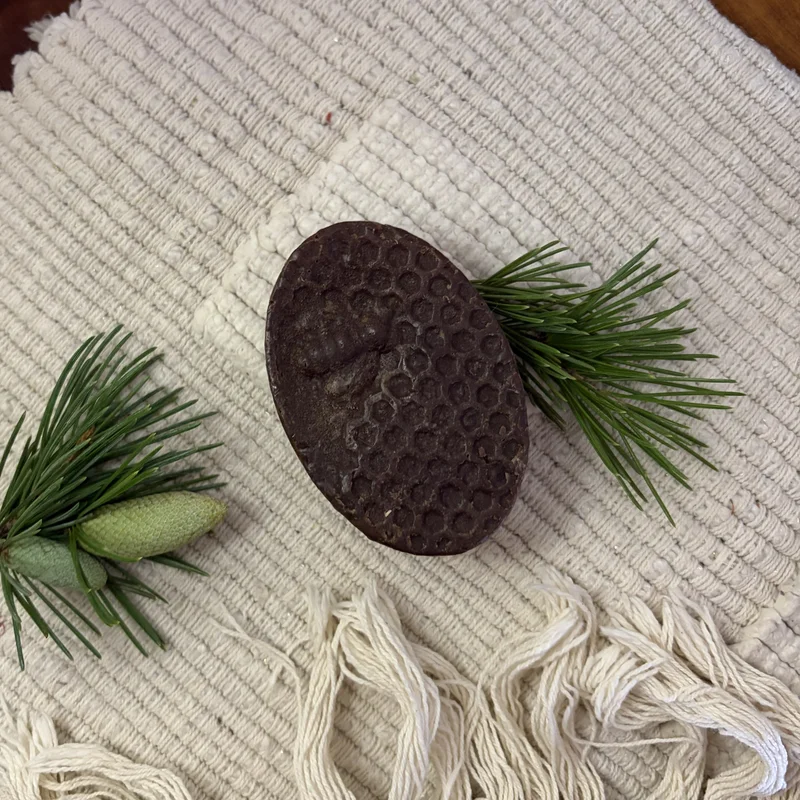 Jabón artesanal de propóleo: antiséptico dérmico para higiene profunda de pieles sensibles y tratamiento de hongos.