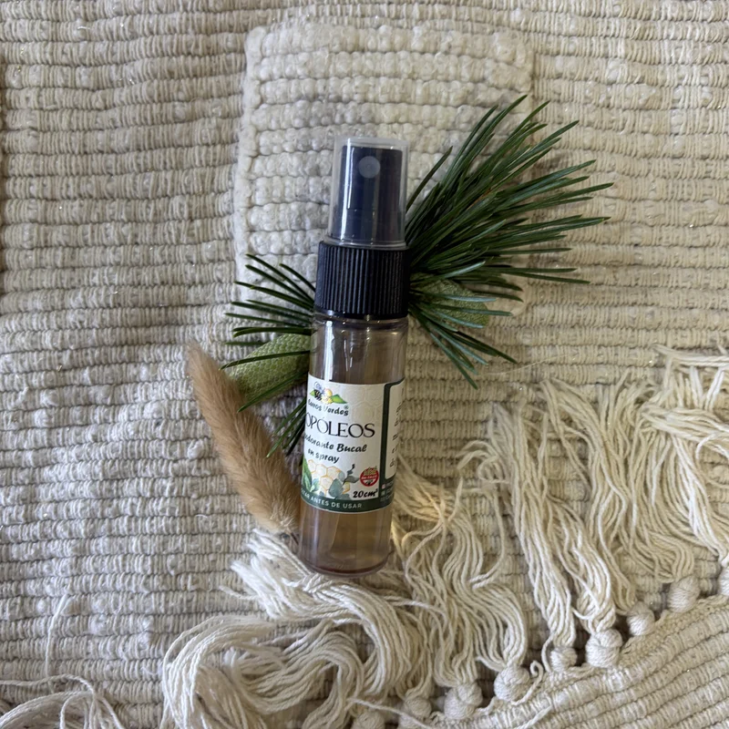 Spray bucal de propóleo Alfa Apicultura Tandil: refrescante y alivio para irritación de garganta. Formato bolsillo.